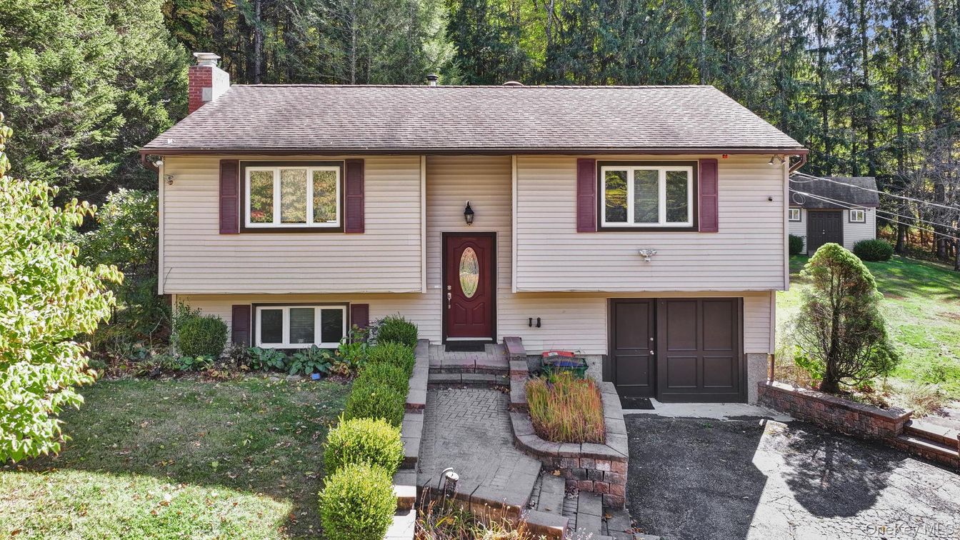 Attached, Exterior, Facade, Raised Ranch