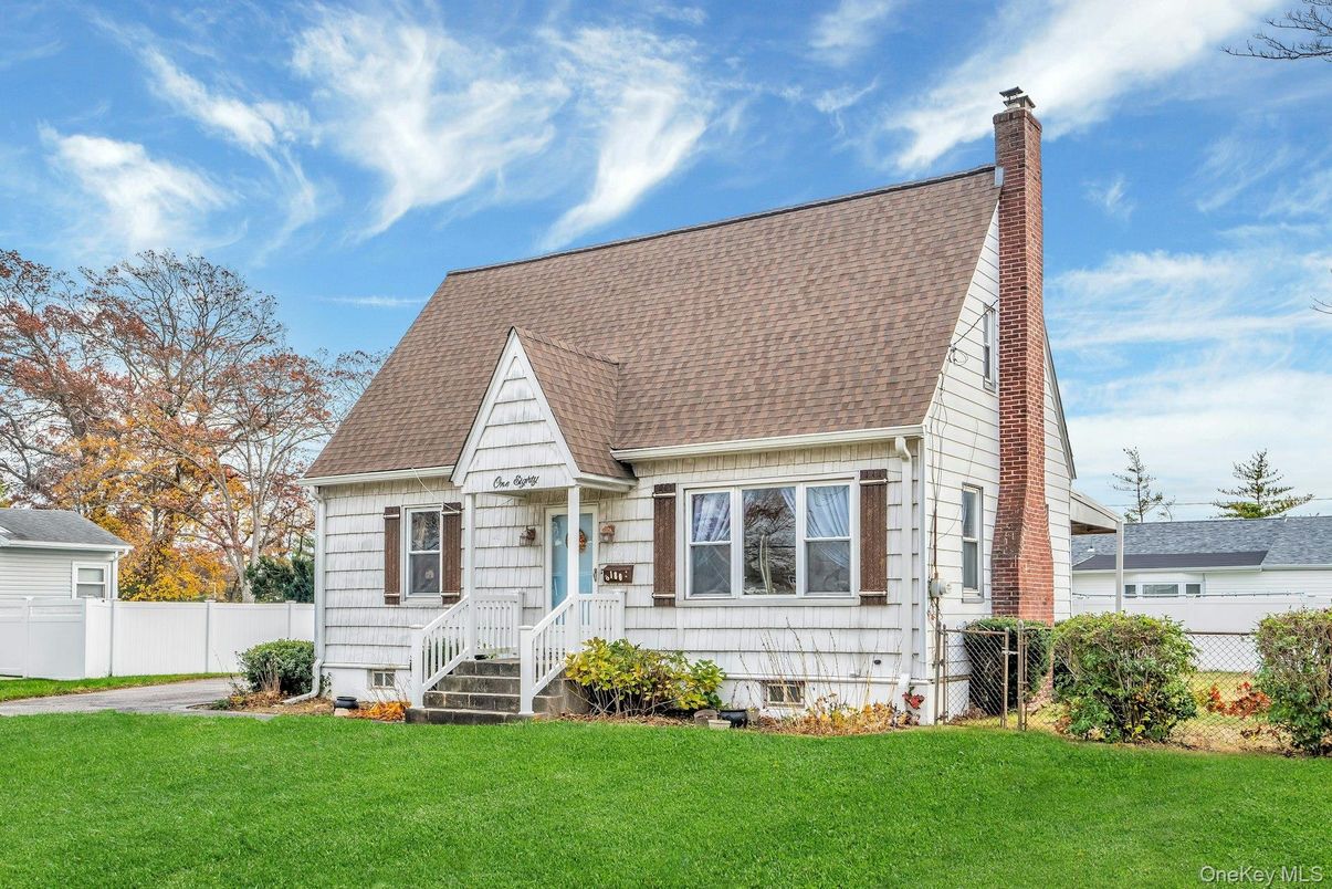 Exterior, Facade, Cape Cod
