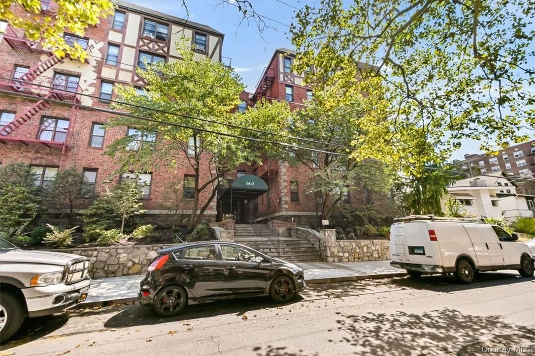 Exterior, Facade, Brick Facade, Rowhouse