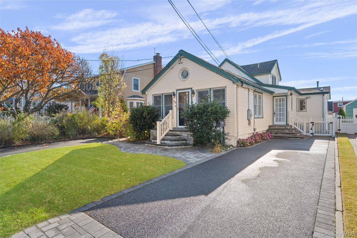 Exterior, Facade, Cape Cod