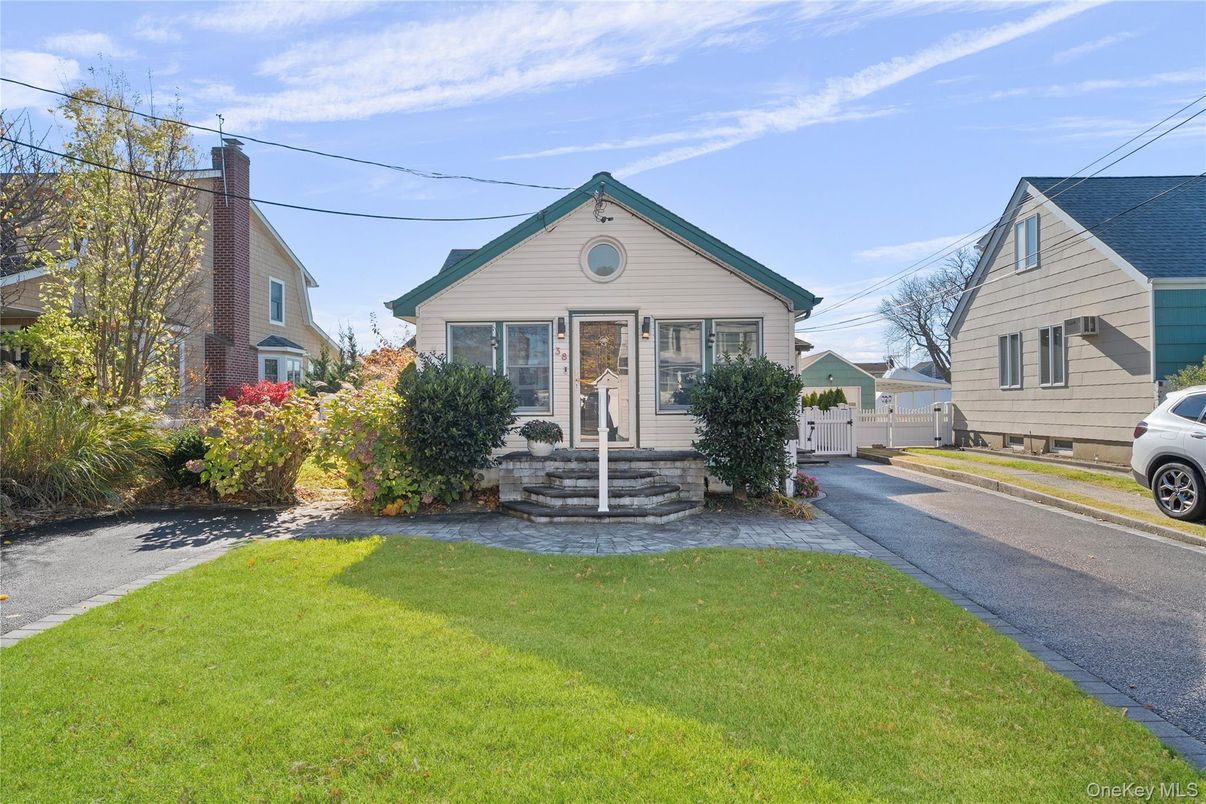 Exterior, Facade, Queen Anne Victorian