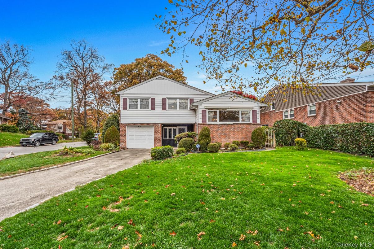 Attached, Exterior, Facade, Brick Facade, Split Level