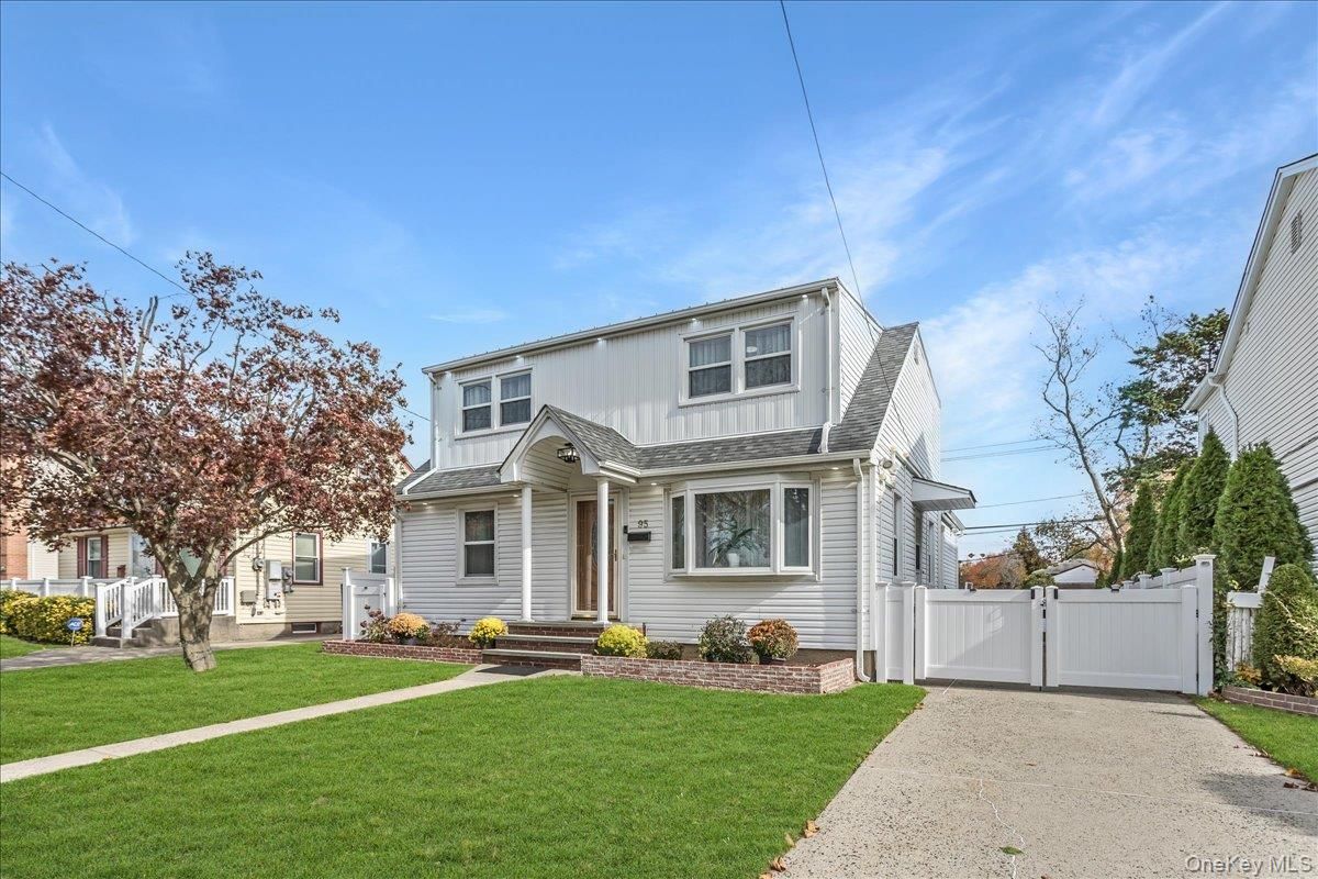 Exterior, Facade, Queen Anne Victorian