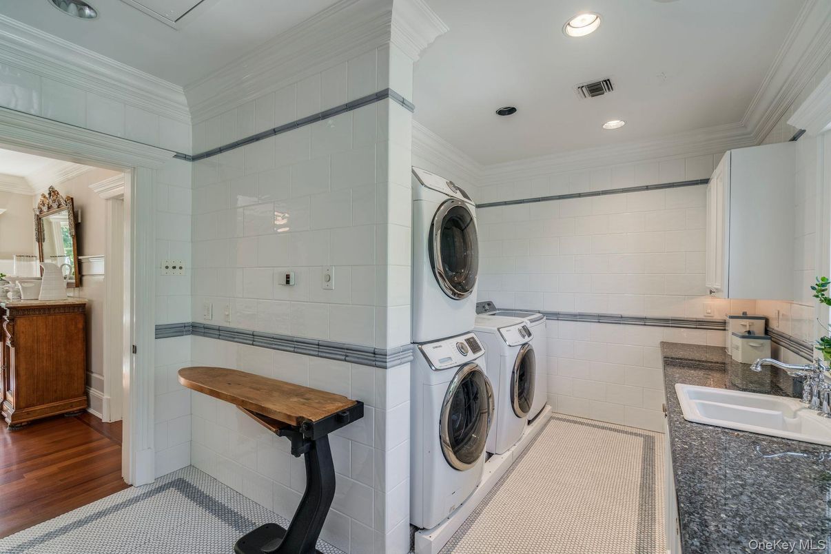 Interior, Recessed Lighting, Washer, Wood Texture Flooring