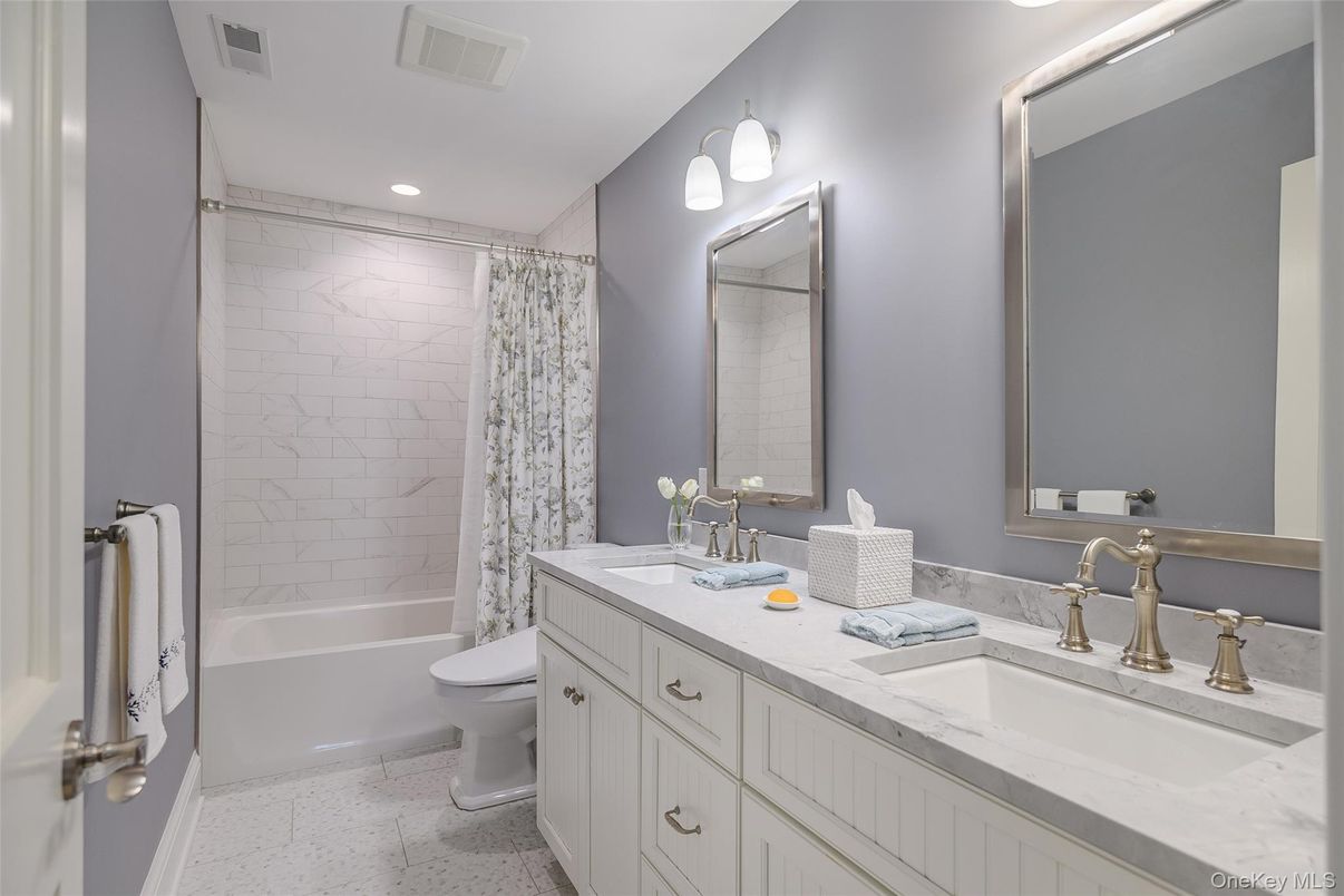Bathroom, Dual Sink Vanities, Interior, Recessed Lighting