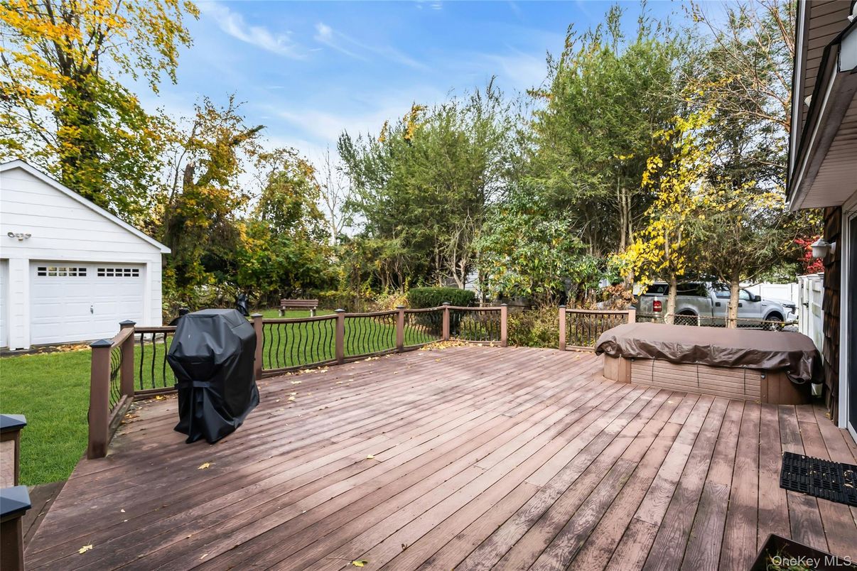 Detached Garage, Exterior, Hot Tub