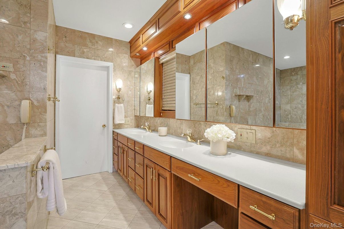 Bathroom, Dual Sink Vanities, Interior, Recessed Lighting