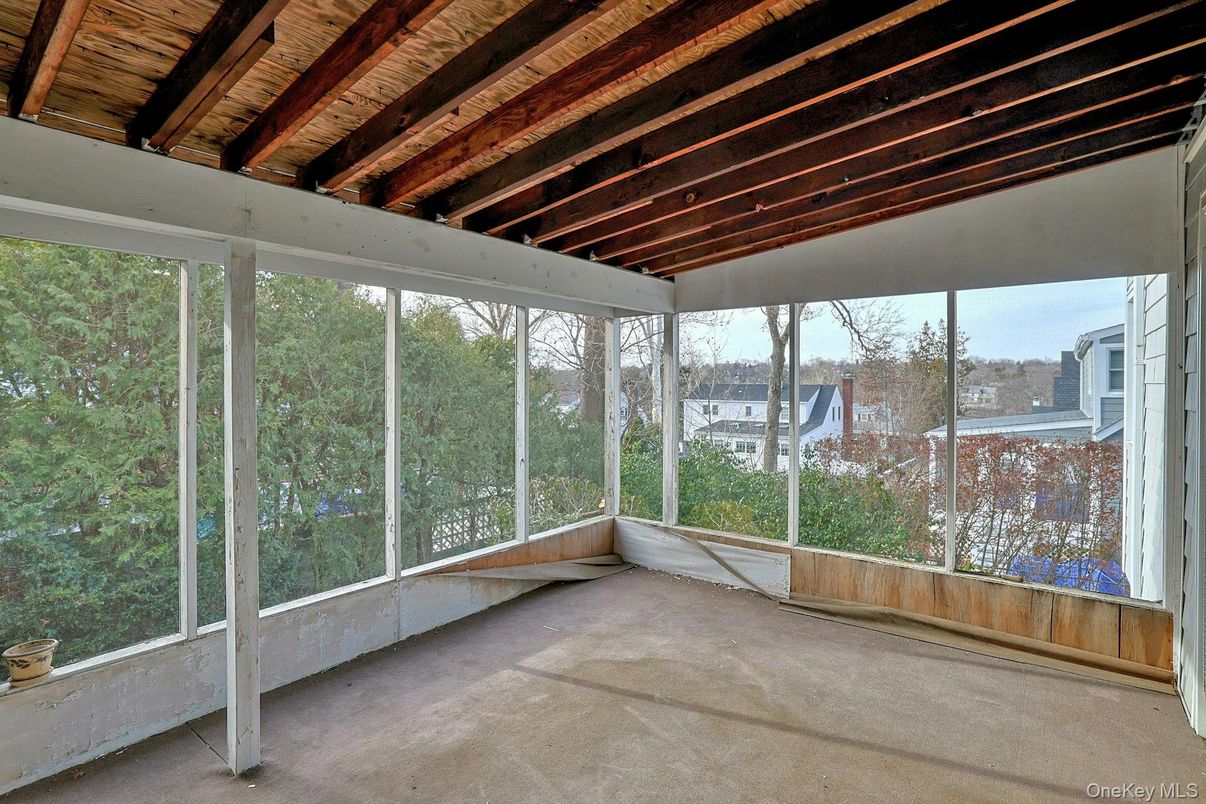 Empty room, Interior, Sun Room, Wooden Beams, Wooden Ceilings