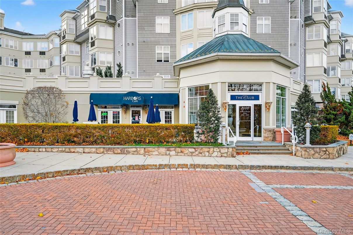 Exterior, Facade, Rowhouse