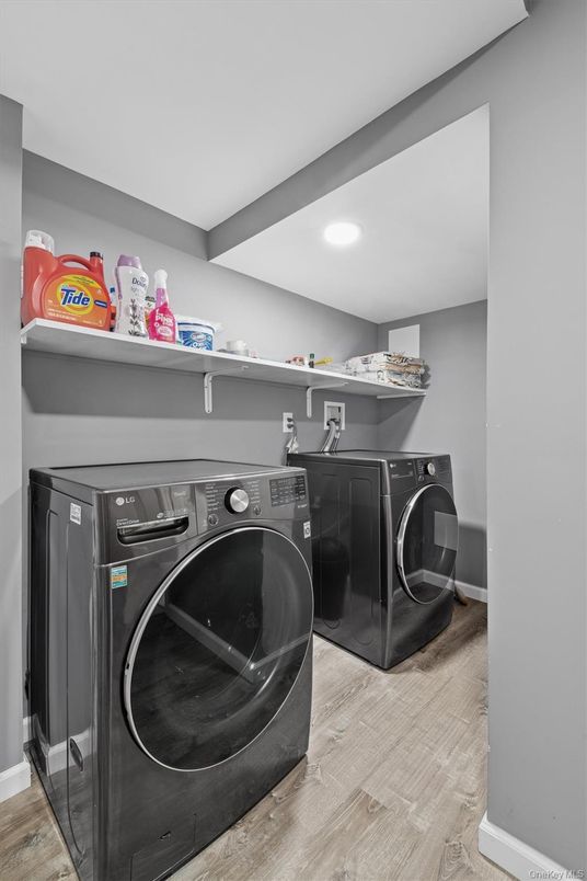 Interior, Recessed Lighting, Washer, Wood Texture Flooring