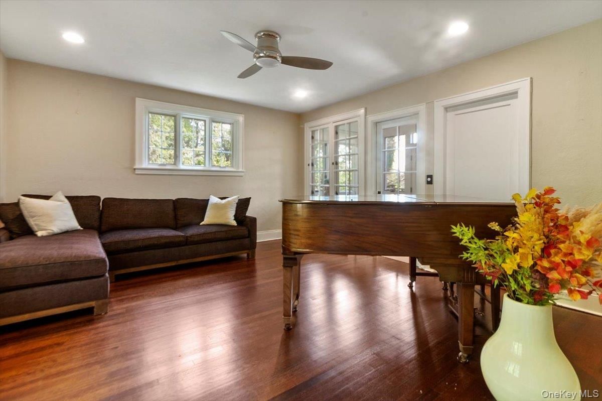 Interior, Piano, Recessed Lighting, Wood Texture Flooring