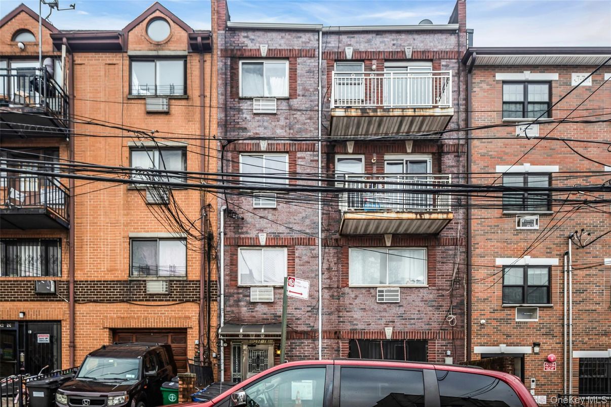 Exterior, Facade, Brick Facade, Rowhouse