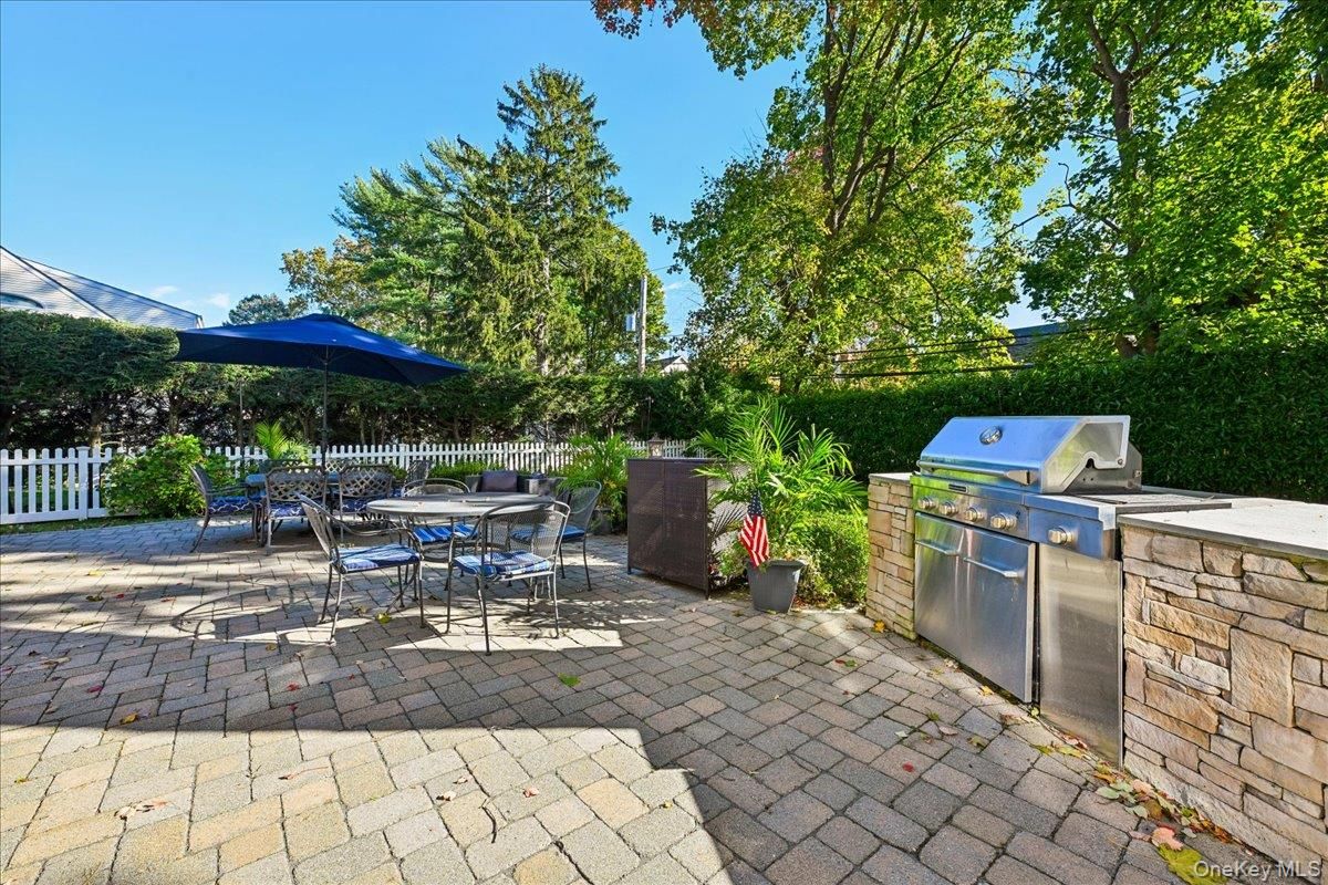 Exterior, Outdoor Kitchen