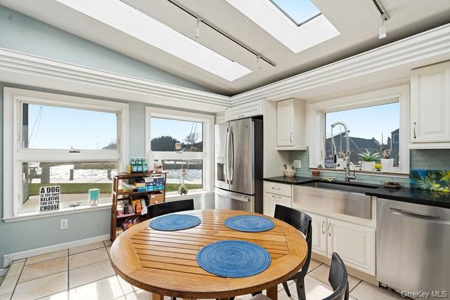 Dining room, Interior, Kitchen, Stainless Steel Appliances, Water