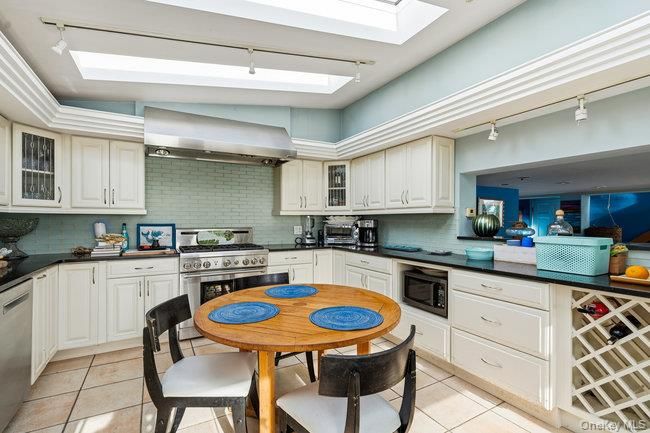 Dining room, Interior, Kitchen, Stainless Steel Appliances