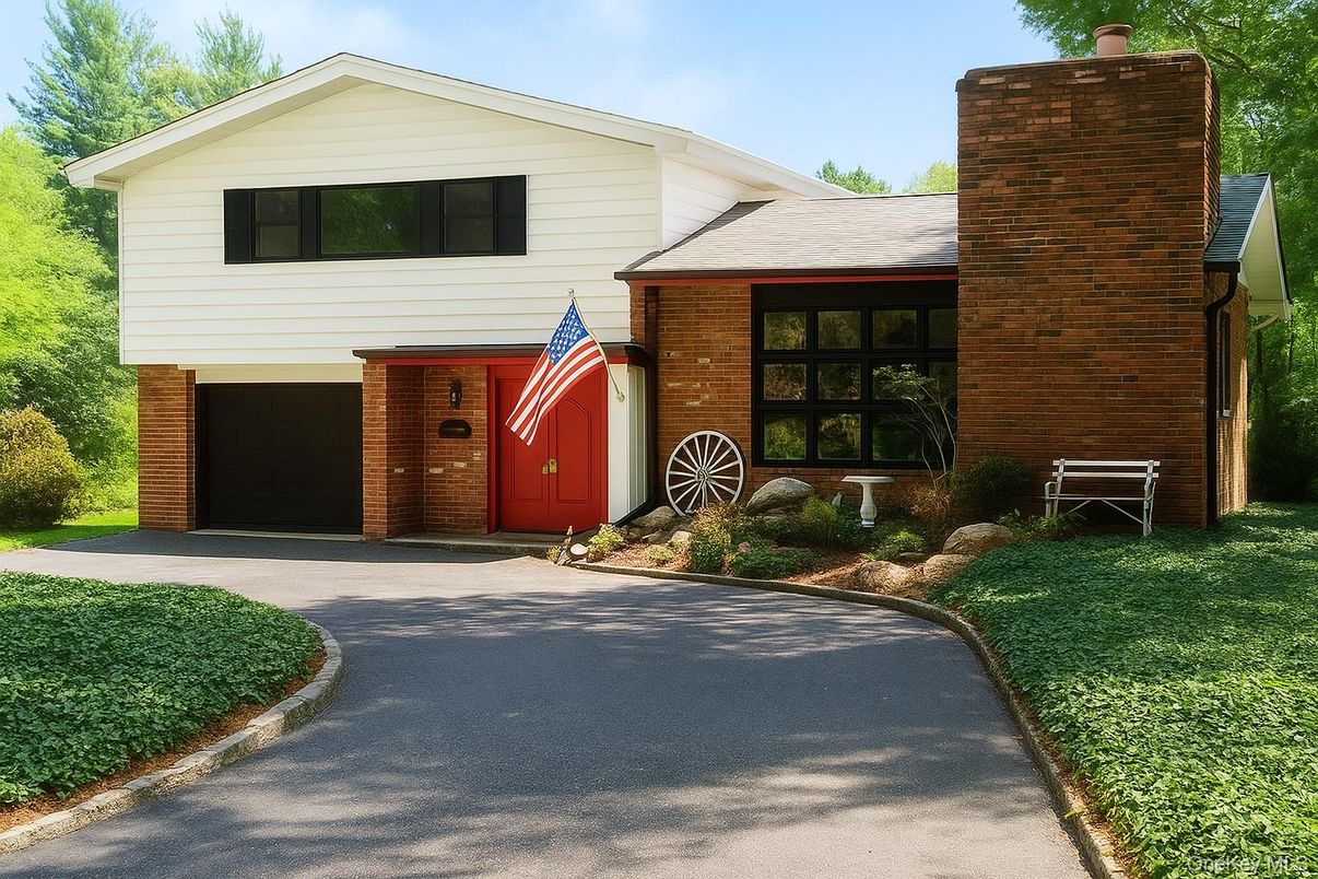 Attached, Exterior, Facade, Brick Facade, Split Level