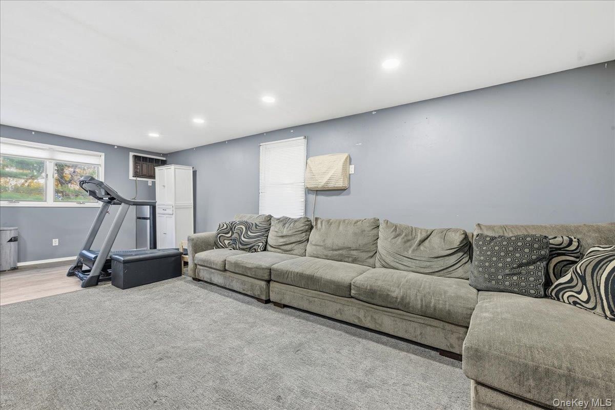 Fitness Equipment, Interior, Living room, Recessed Lighting, Wood Texture Flooring