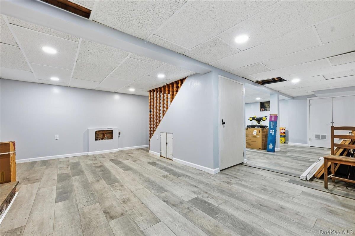 Interior, Recessed Lighting, Wood Texture Flooring