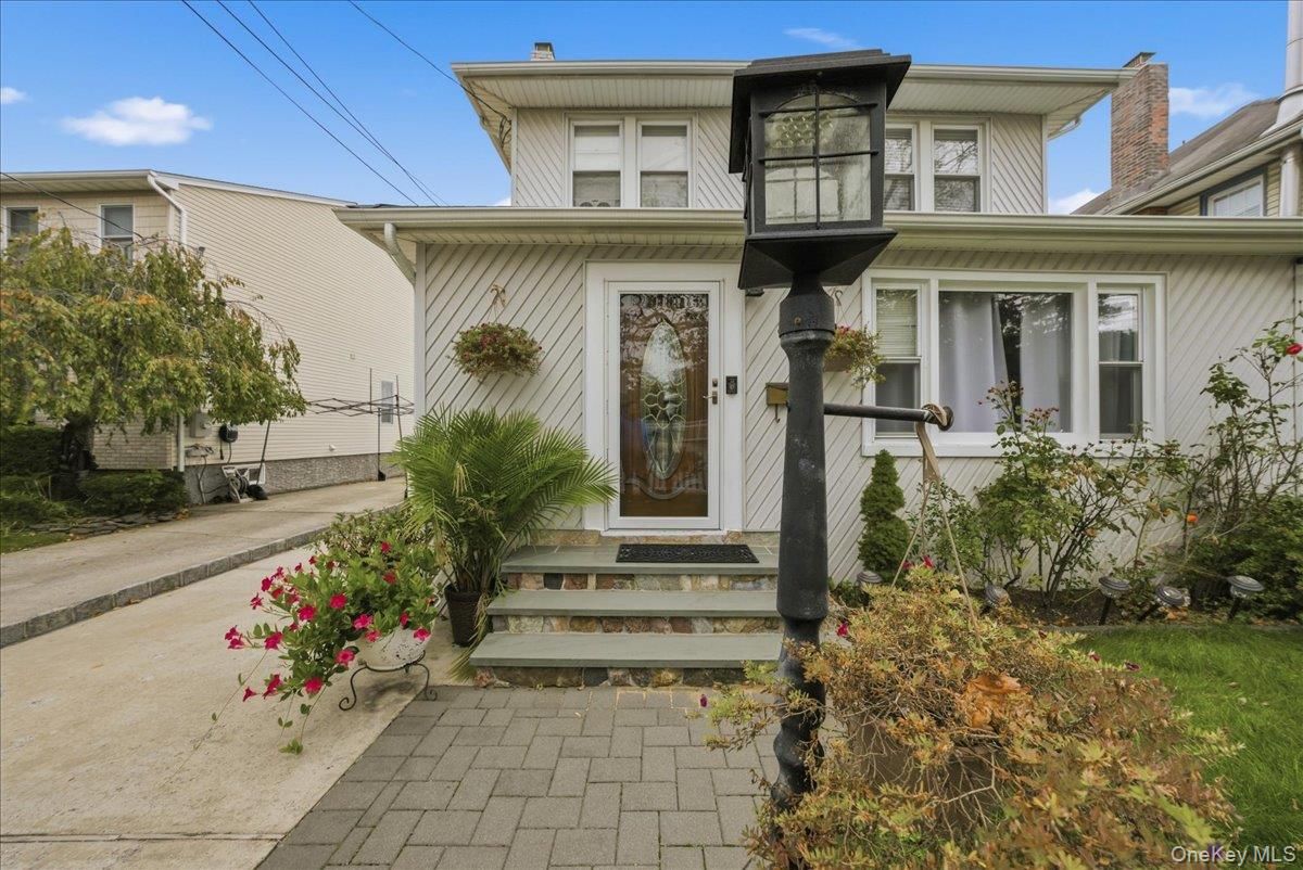 Exterior, Facade, American Foursquare
