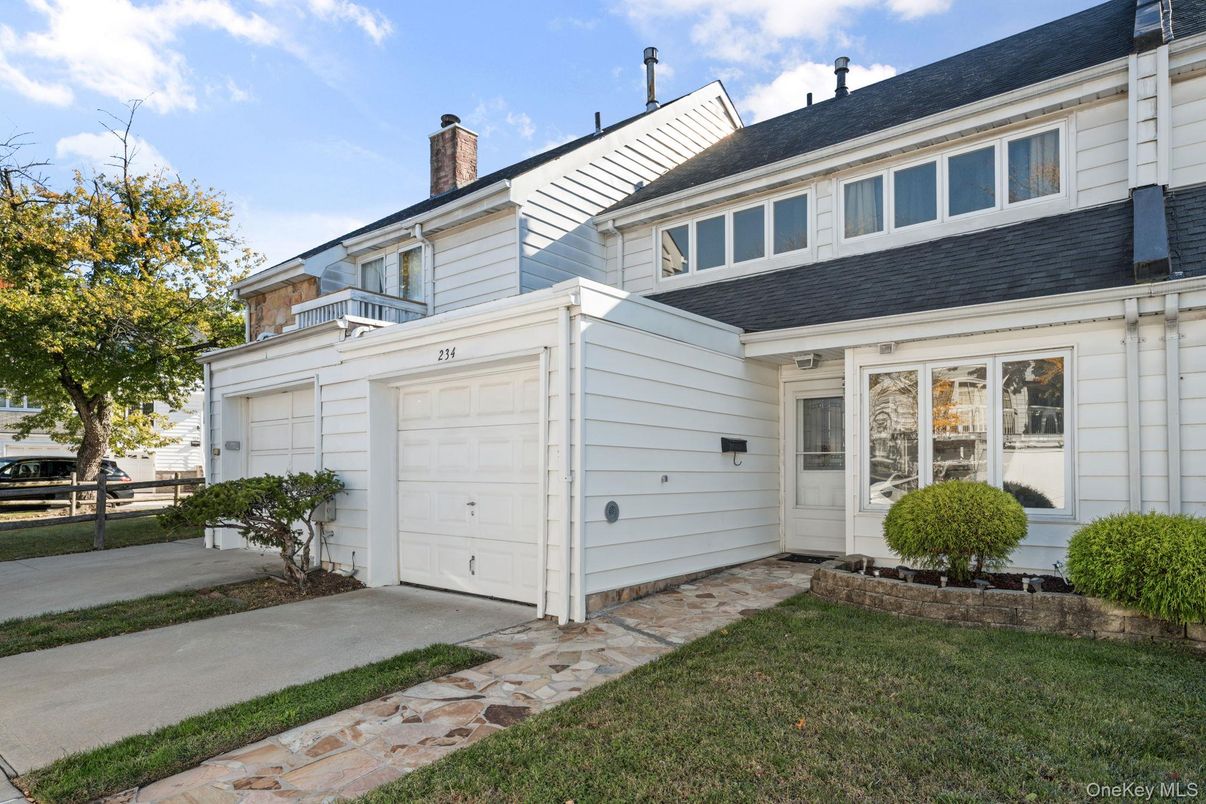 Attached, Exterior, Facade, None