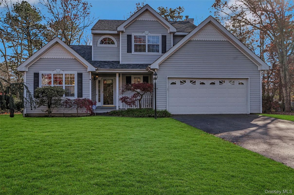 Attached, Exterior, Facade, Farmhouse