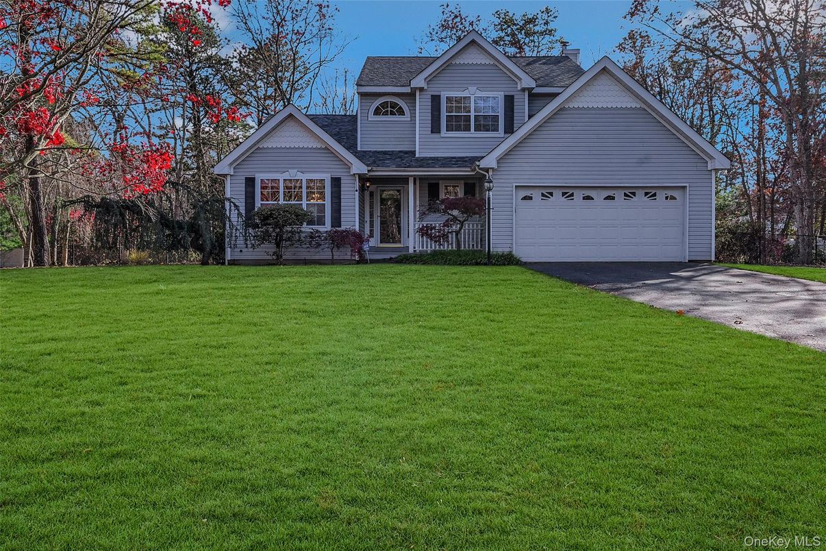 Attached, Exterior, Facade, Farmhouse