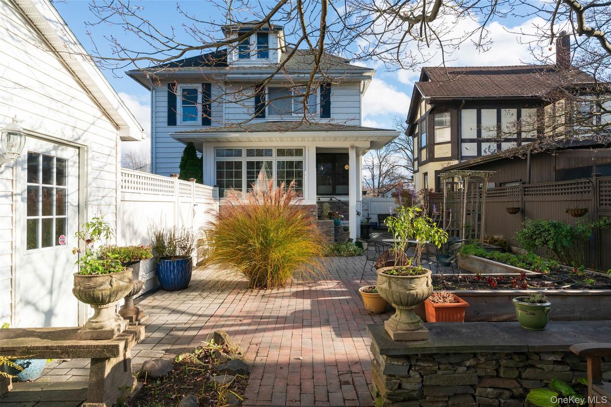 Exterior, Facade, American Foursquare