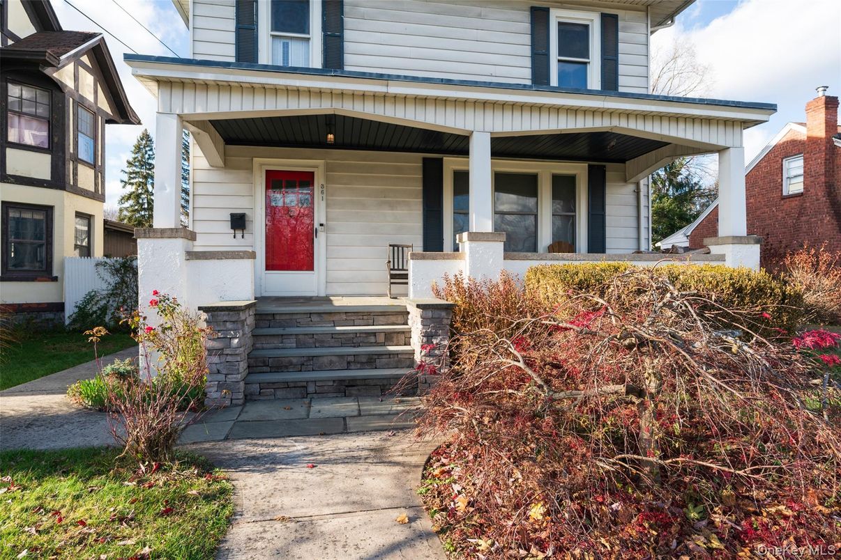 Exterior, Facade, American Foursquare