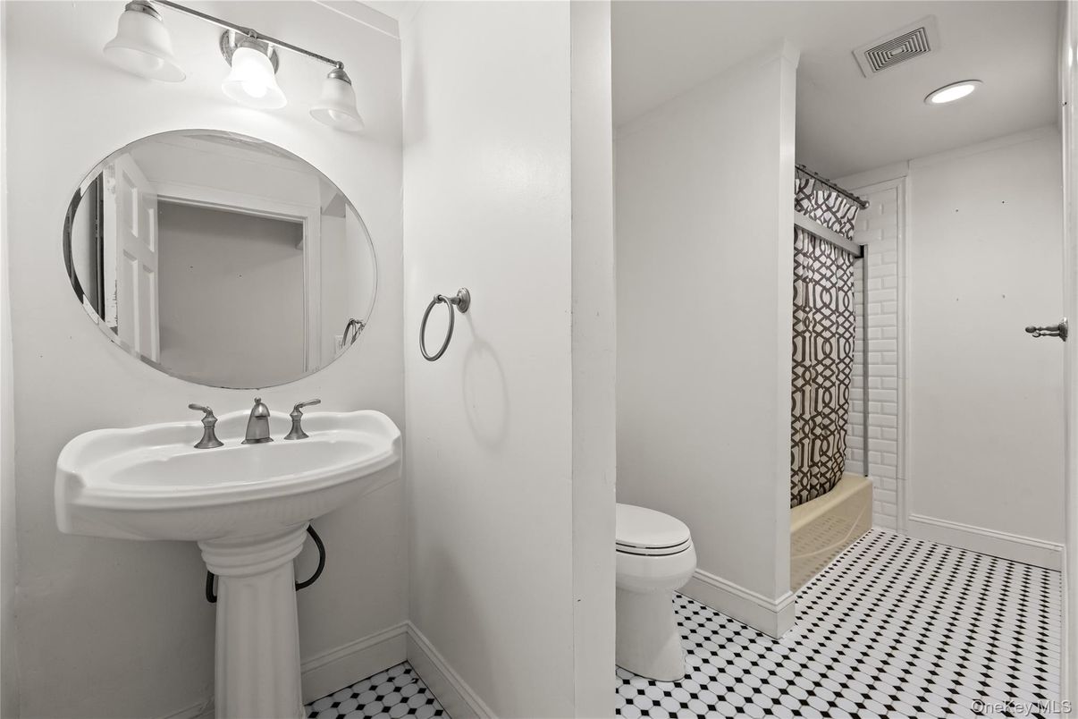 Bathroom, Interior, Recessed Lighting