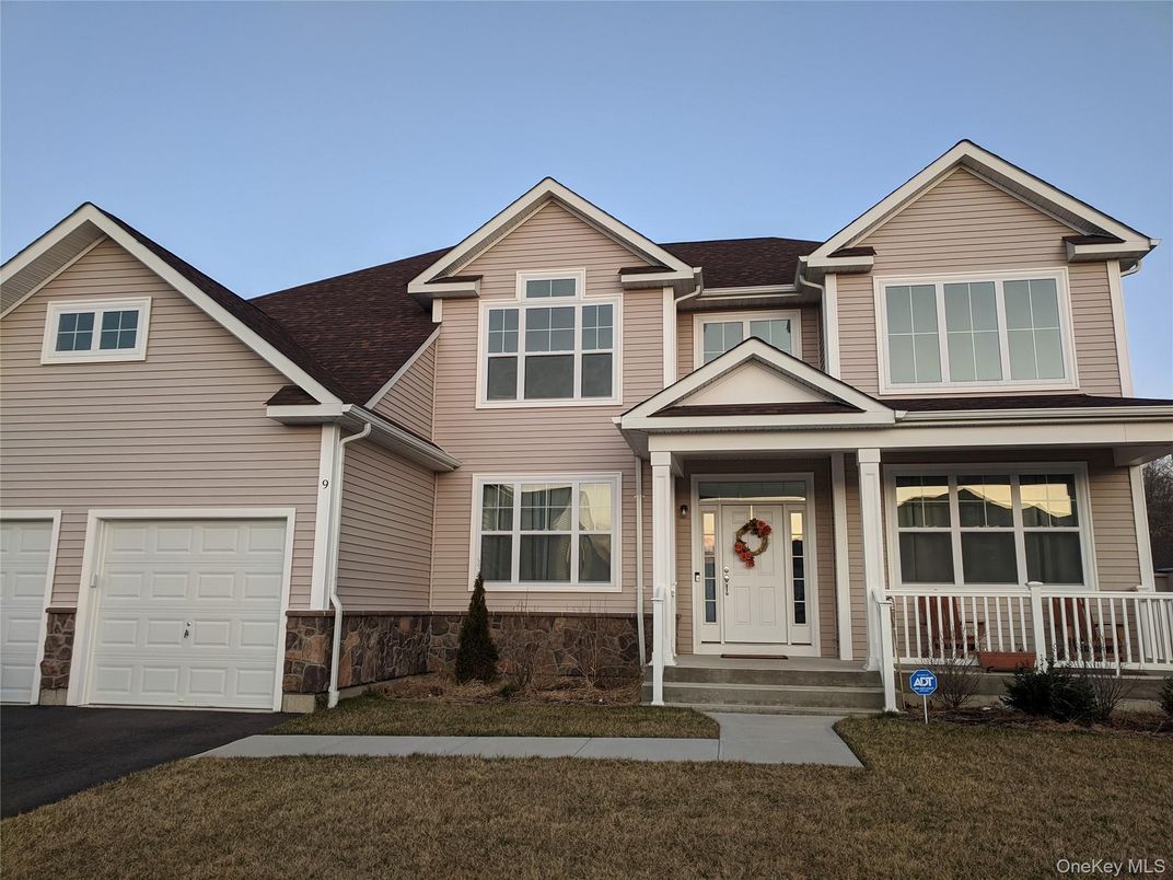 Attached, Exterior, Facade, American Craftsman