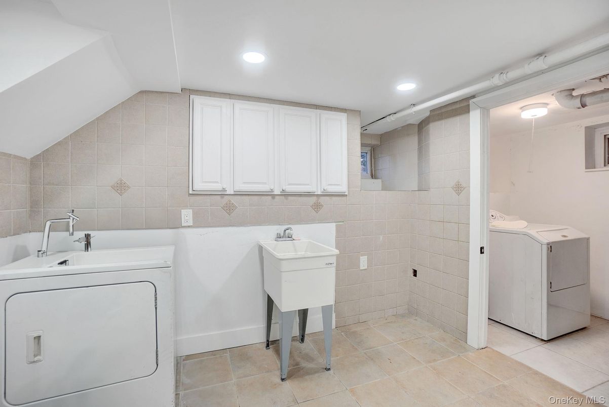 Bathroom, Dual Sink Vanities, Interior, Recessed Lighting, Washer