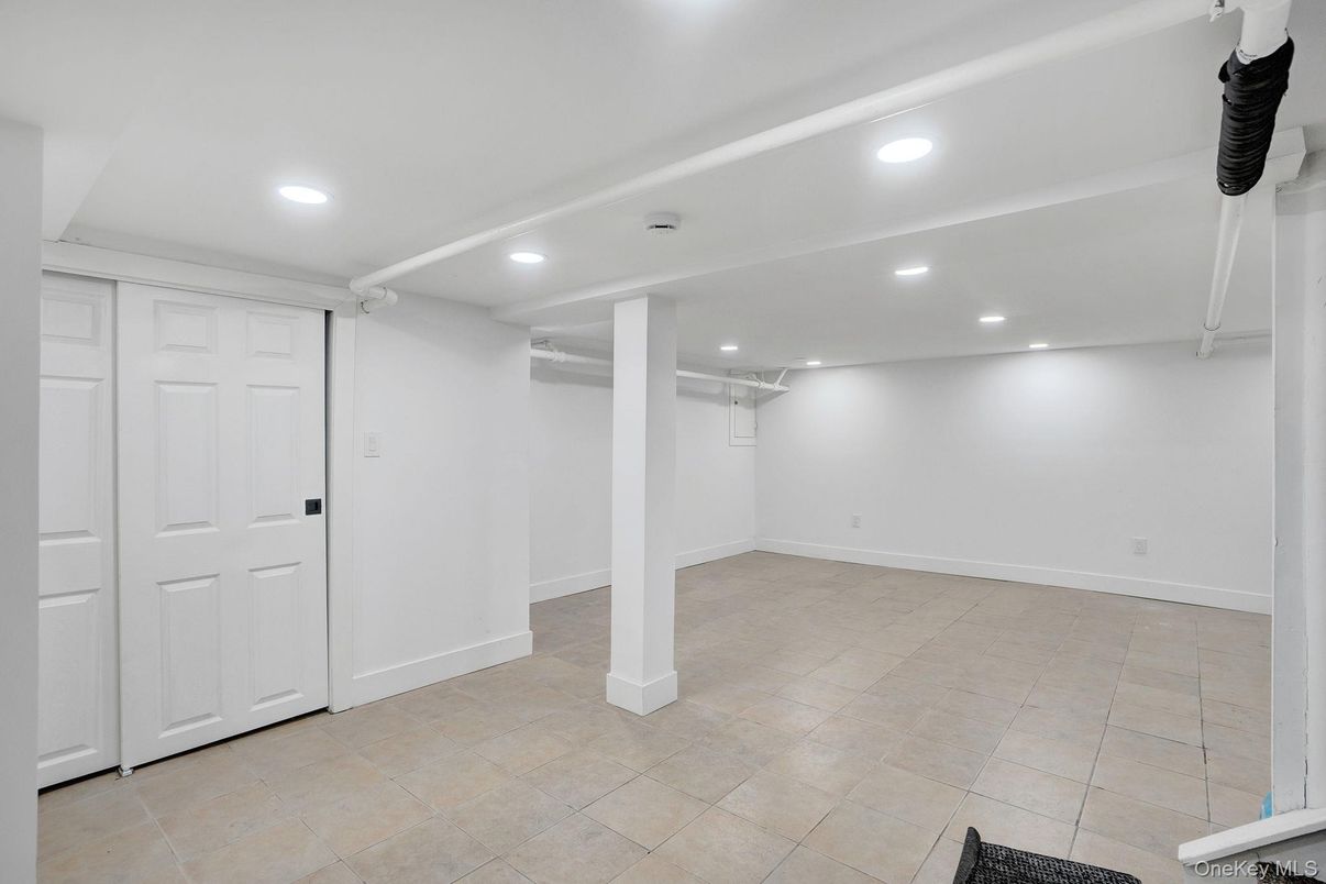 Empty room, Interior, Recessed Lighting, Walk-in Closets