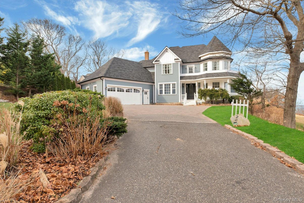 Attached, Exterior, Facade, Queen Anne Victorian
