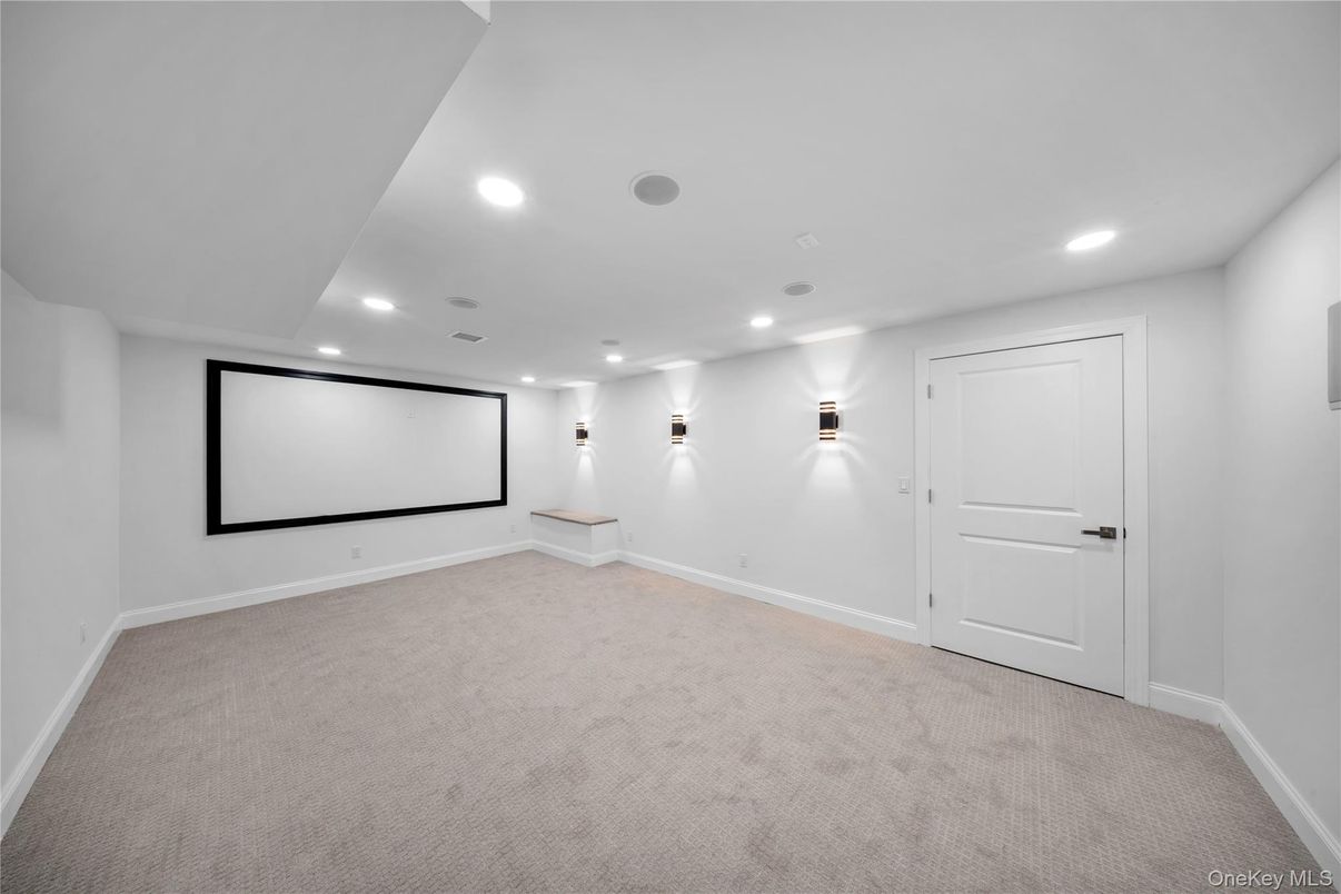 Empty room, Interior, Projection Screen, Recessed Lighting