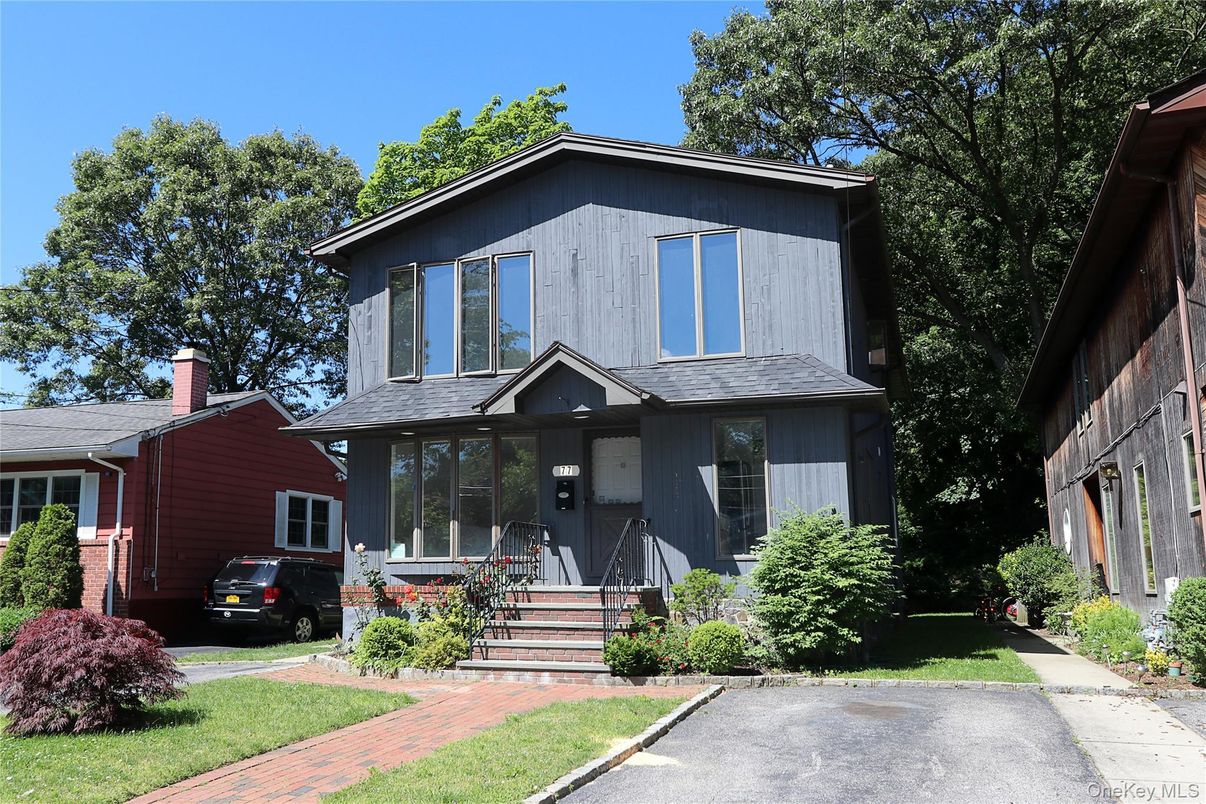 Exterior, Facade, American Foursquare