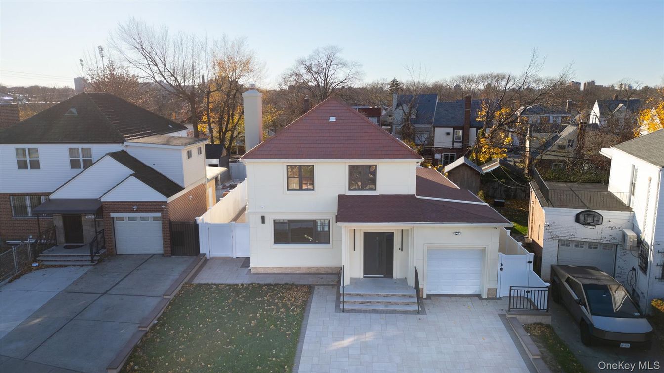 Attached, Exterior, Facade, Queen Anne Victorian