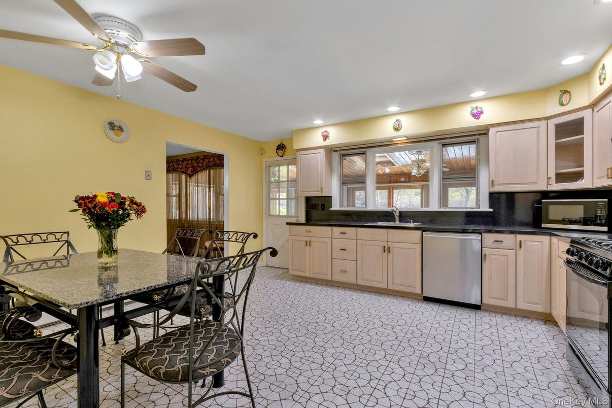 Dining room, Interior, Kitchen, Recessed Lighting, Stainless Steel Appliances