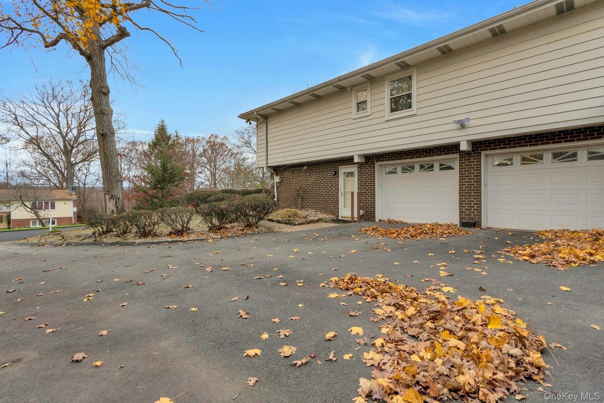 Attached, Exterior, Facade, Brick Facade, Split Level