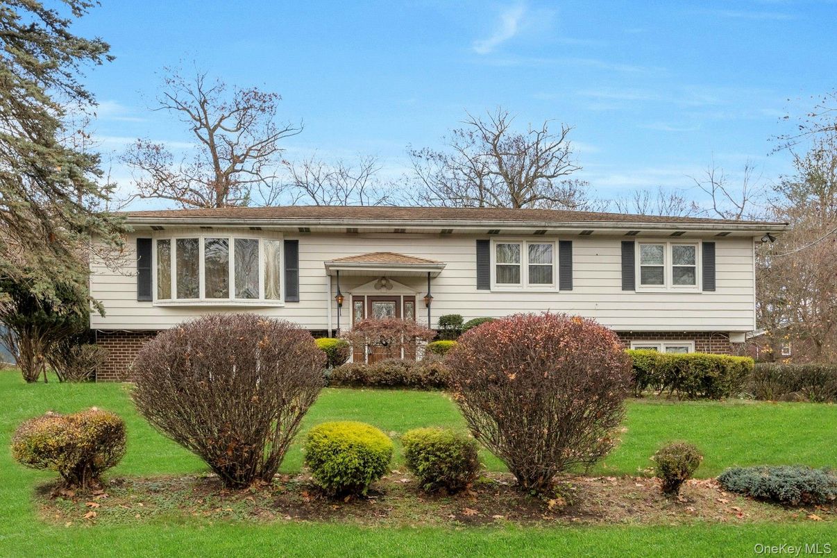 Exterior, Facade, Raised Ranch