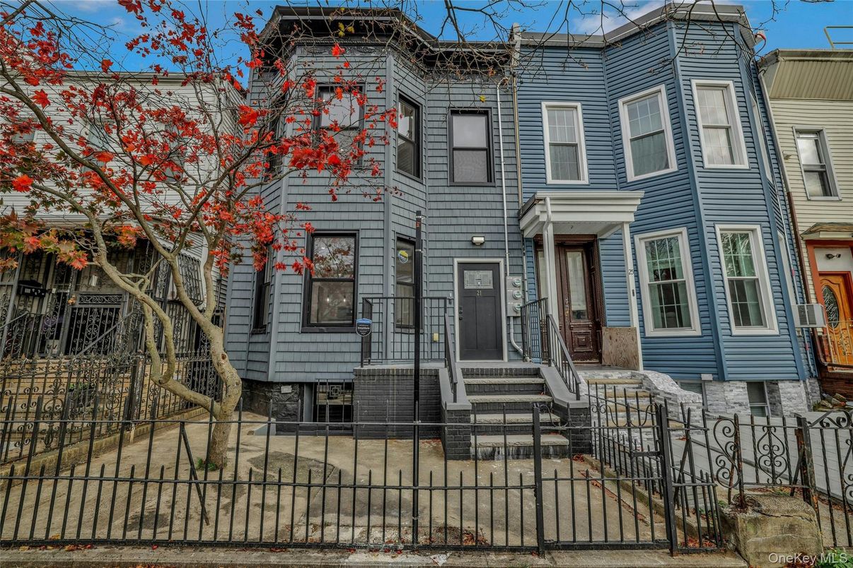 Exterior, Facade, Rowhouse