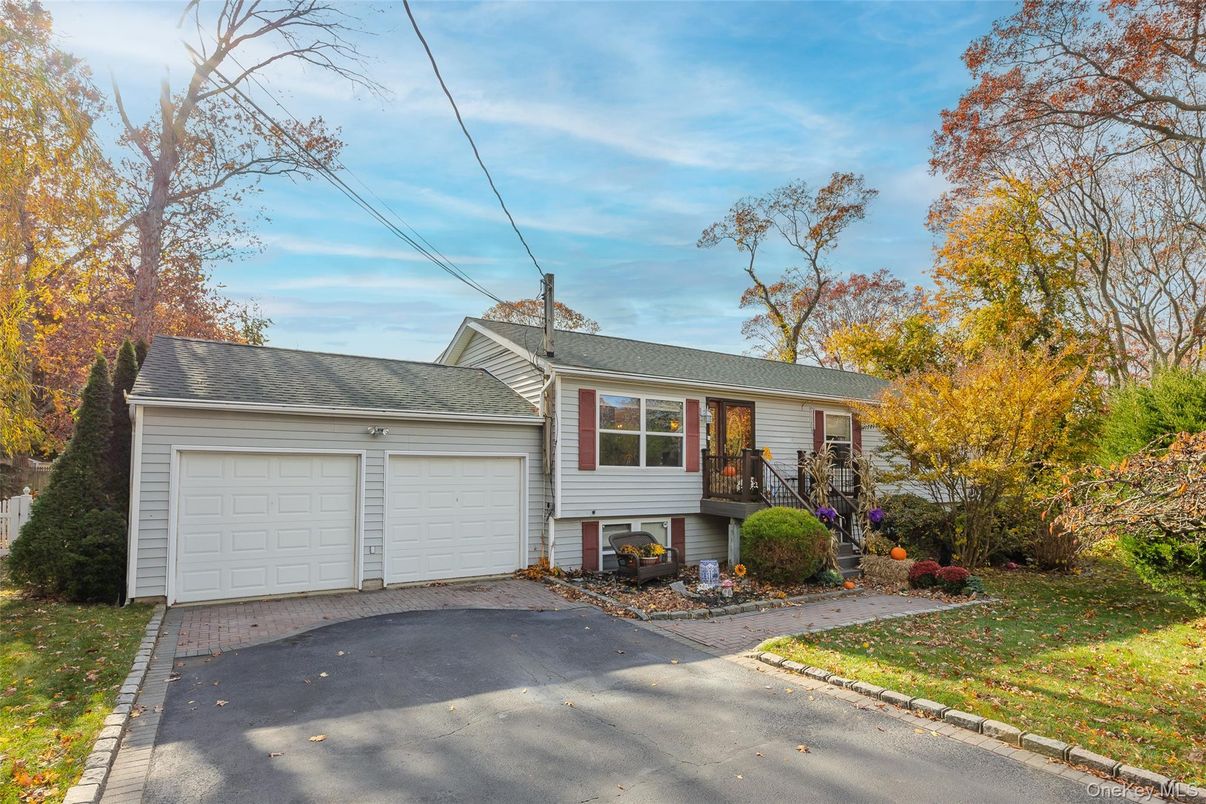 Attached, Exterior, Facade, Raised Ranch