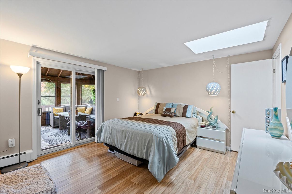 Bedroom, Interior, Pendant Lights, Wood Texture Flooring