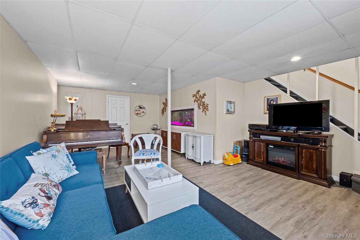 Interior, Living room, Piano, Recessed Lighting, Wood Texture Flooring