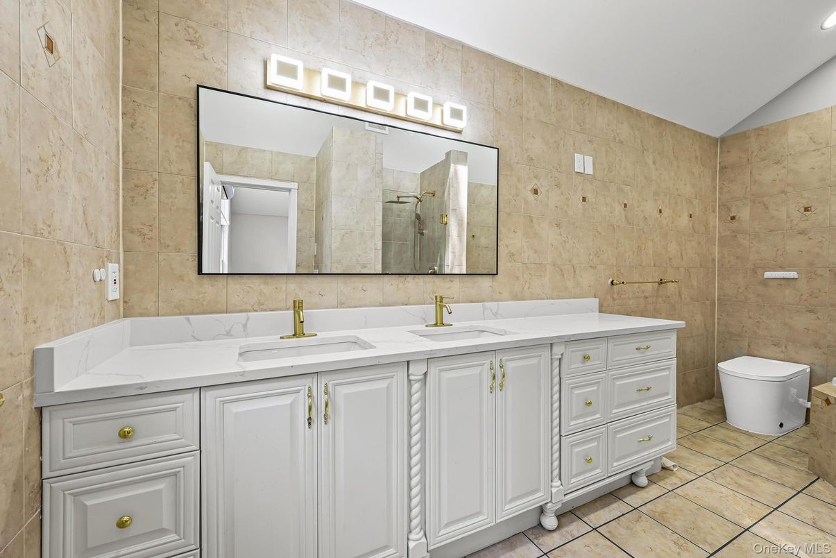 Bathroom, Dual Sink Vanities, Interior, Recessed Lighting