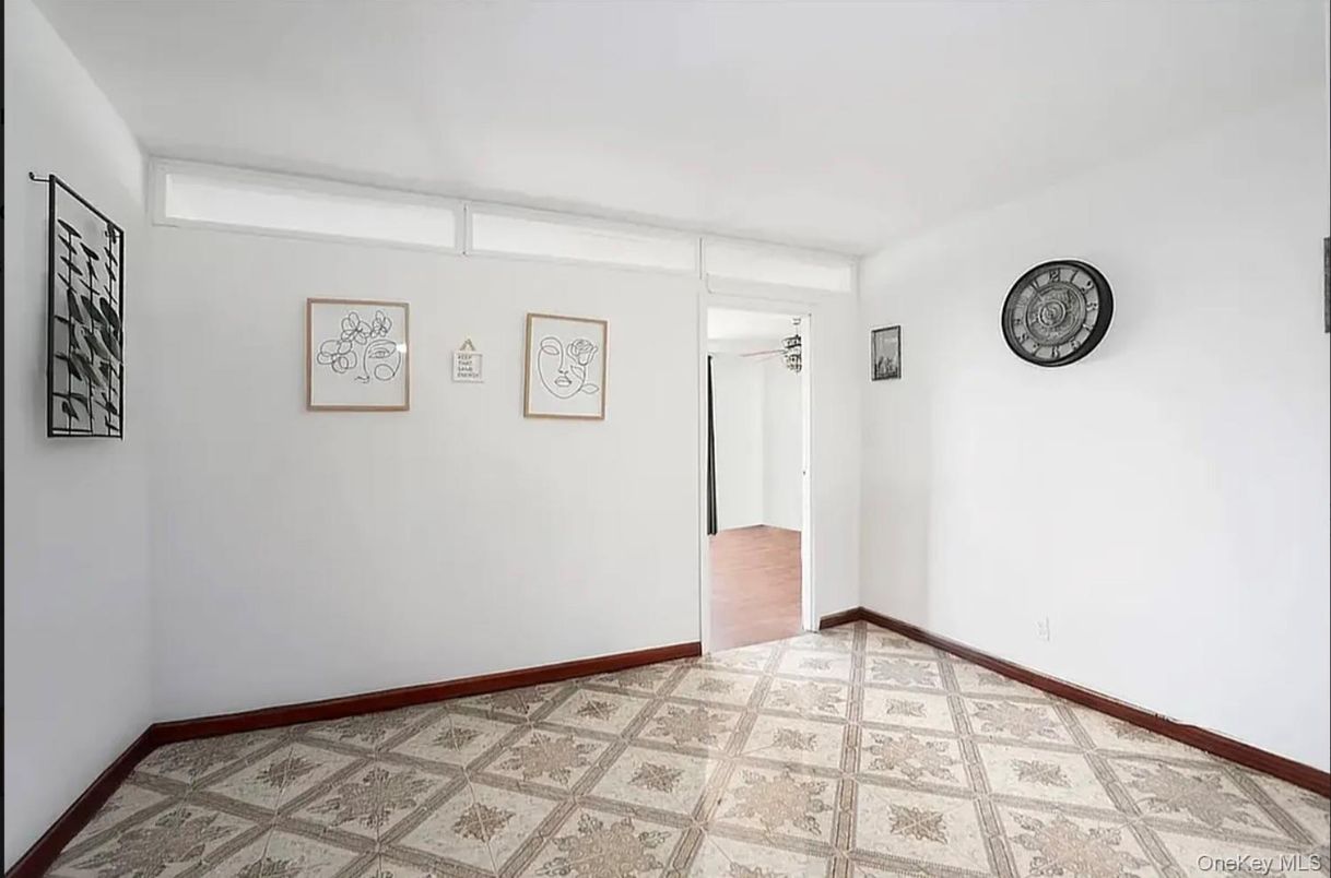 Empty room, Interior