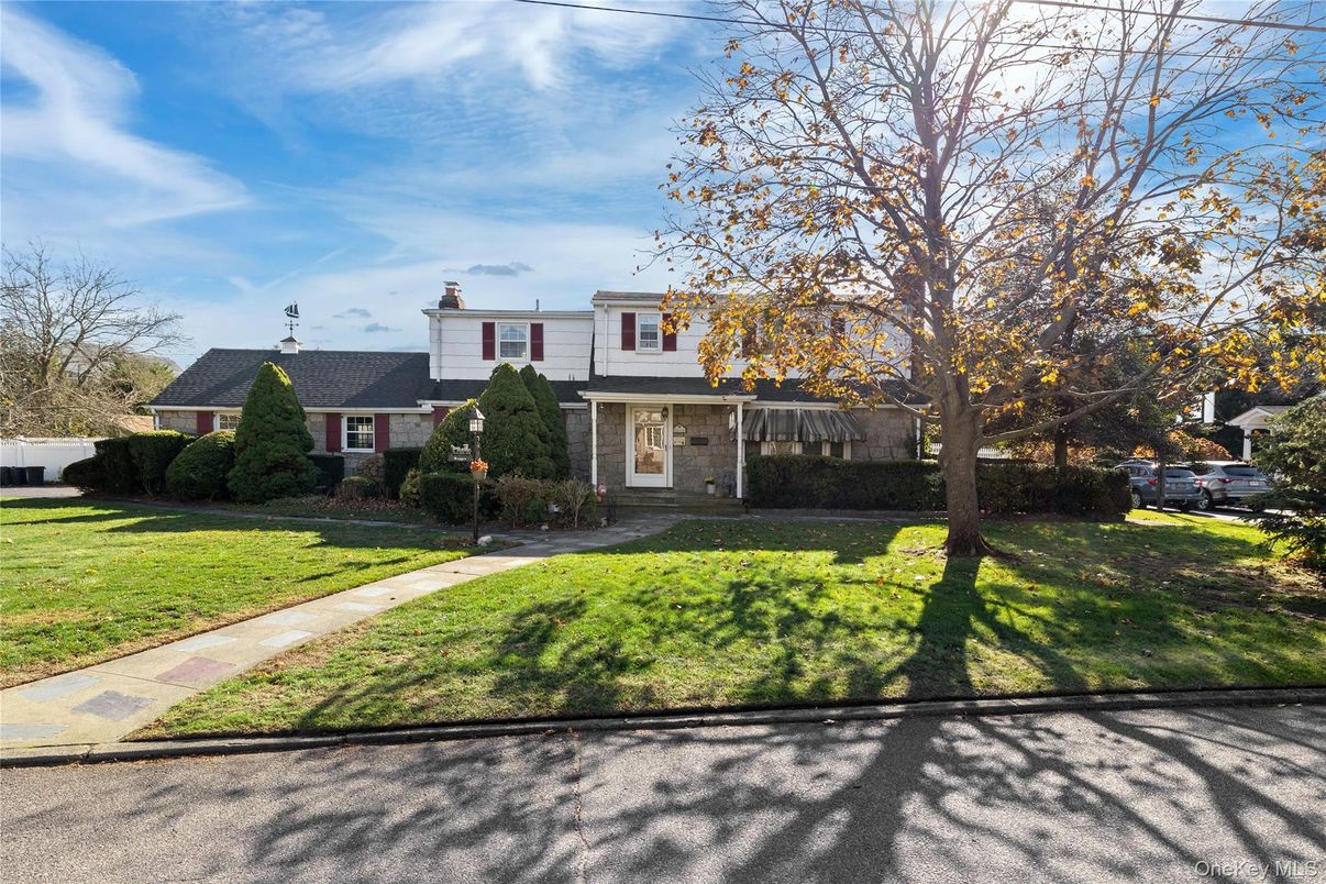 Exterior, Facade, Split Level