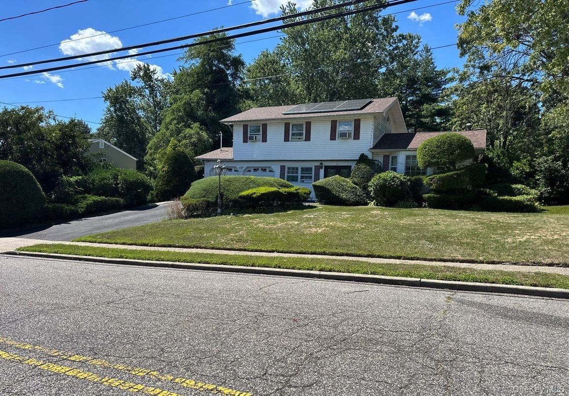 Exterior, Facade, Solar Panels, Split Level