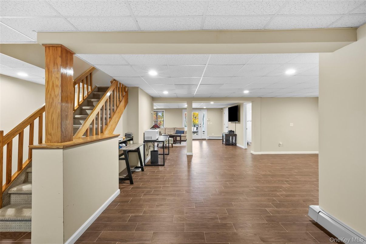 Interior, Recessed Lighting, Wood Texture Flooring