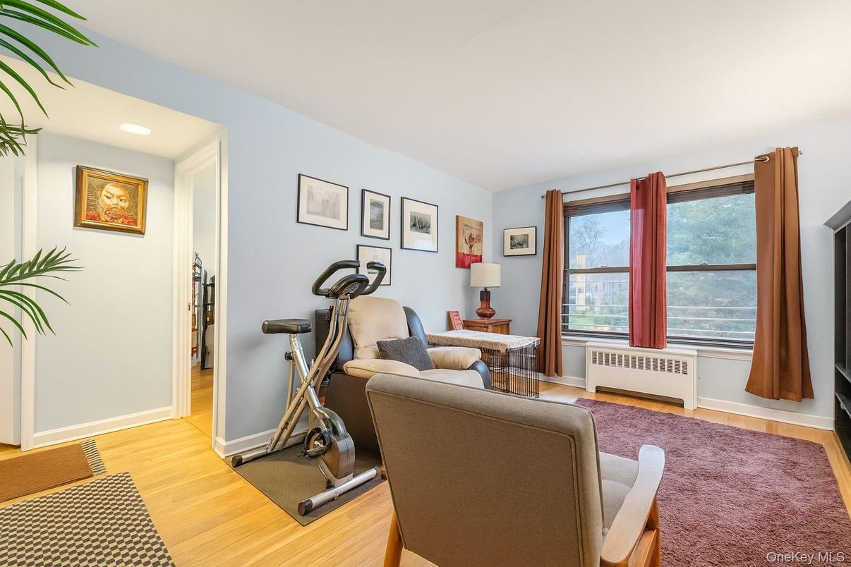 Fitness Equipment, Interior, Living room, Recessed Lighting, Wood Texture Flooring