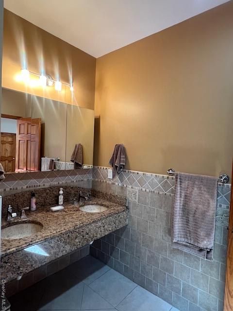 Bathroom, Dual Sink Vanities, Interior